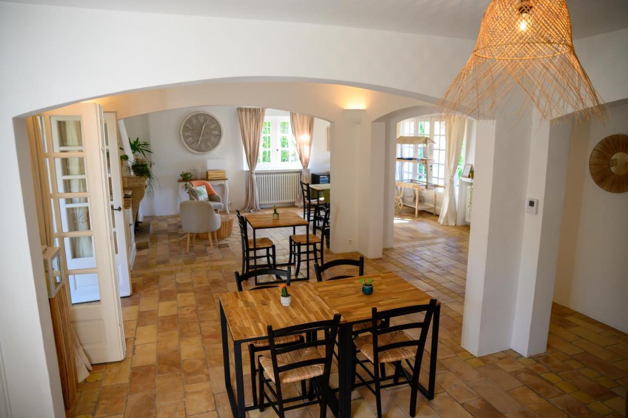 Le Mas De La Source Acomodação com café da manhã Mougins Exterior foto